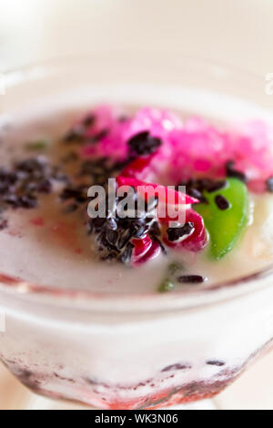 Vista ravvicinata della gelatina mista cocktail serviti con latte ghiacciato come dessert in ritratto orientattion Foto Stock