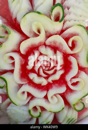 Succosa carving cocomero si trasforma in un bellissimo fiori. Arte di frutta e verdure carving. L'arte della Thailandia. Foto Stock