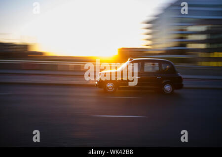 LONDON, Regno Unito - 16 Aprile 2014: London taxi guida su London Bridge. Foto Stock