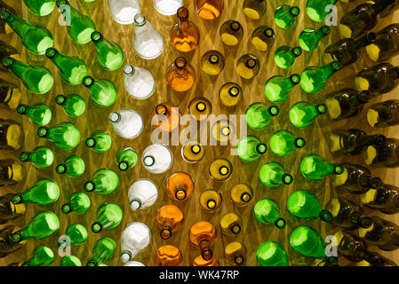 Grande gruppo di svuotare le bottiglie di vetro. Dire no al concetto di plastica. Foto Stock