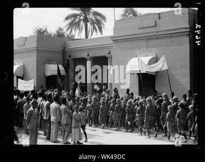 L'Iraq. (Mesopotamia). Celebrazione dell'Iraq diventando membro della lega delle nazioni, 6 ott. 1932. Baghdad. I ragazzi della scuola di pagare i loro punti di vista. Presso il Palace Foto Stock