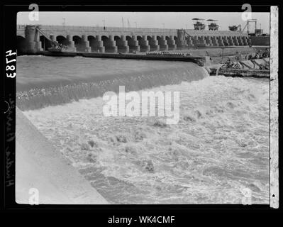 L'Iraq. Hindiyah Barrage. A circa 48 miglia a S.E. di Baghdad. La formazione di schiuma di acque provenienti attraverso le chiuse Foto Stock