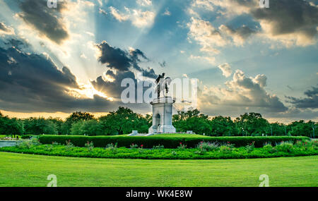 Statua di storico e giardino in Houston Museum District al tramonto - Houston, Texas, Stati Uniti d'America Foto Stock