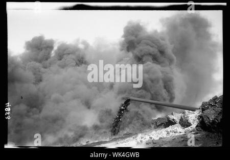 L'Iraq. I pozzi petroliferi e accampamento dell'Iraq Petroleum Company. (5 miglia S. di Kirkuk). Kirkuk distretto. Un pozzo di petrolio sul fuoco. Nuvole di fumo nero Foto Stock