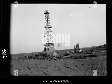 L'Iraq. I pozzi petroliferi e accampamento dell'Iraq Petroleum Company. (5 miglia S. di Kirkuk). Kirkuk distretto. Un olio trapanatore. Mostra a piena altezza della torre di perforazione Foto Stock