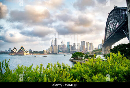 Ripresa a tutto campo della skyline di Sydney, Milsons Point, il lungomare, il porto, il Sydney Harbour Bridge e Opera House in una serata estiva - Sydney, Australia Foto Stock