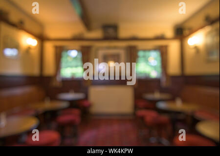 Abstract foto sfocata di una sala bar dall'interno ubriaco's view Foto Stock