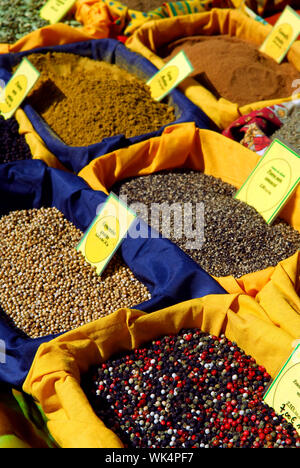 Un assortimento di spezie per la vendita su gli agricoltori francesi nel mercato Perigueux, Francia Foto Stock