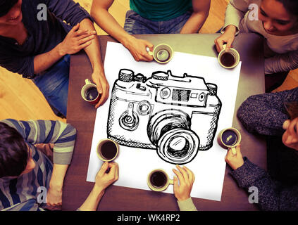 Immagine composita della fotocamera sulla pagina con persone sedute intorno al tavolo a bere il caffè Foto Stock