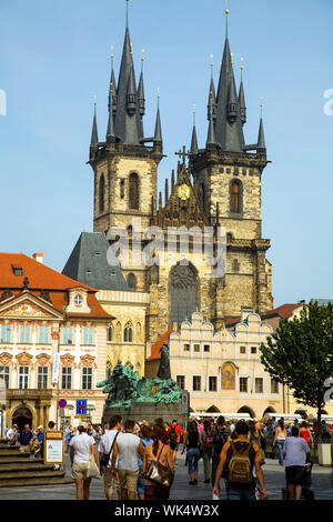 La Piazza della Città Vecchia (Staromestske namesti) con le guglie della chiesa di Tyn in background. Praga Repubblica Ceca. Foto Stock