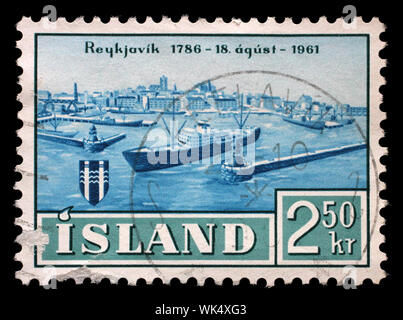 Timbro rilasciato in Islanda mostra il 175mo anniversario di Reykjavik, circa 1961. Foto Stock