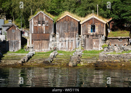 Vecchie case di pescatori nel porto di Geiranger, Norvegia Foto Stock