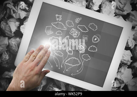 Immagine composita di mano toccando tablet che mostra il cloud computing doodle Foto Stock