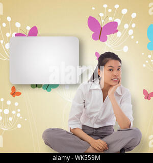 Imprenditrice seduta zampe trasversale di pensare con discorso bolla contro il design femminile di tarassaco e farfalle Foto Stock