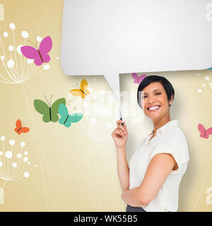 Riflessivo imprenditrice con discorso bolla contro il design femminile di tarassaco e farfalle Foto Stock