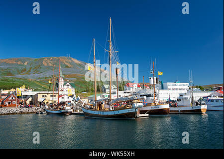 Whale watching imbarcazioni turistiche lasciando la città Husavik in Islanda Foto Stock