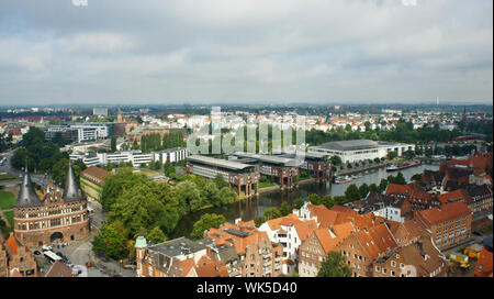 Lubecca, Germania - 07 26 2015 - vista superiore della città vecchia, la bella architettura, giornata di sole Foto Stock