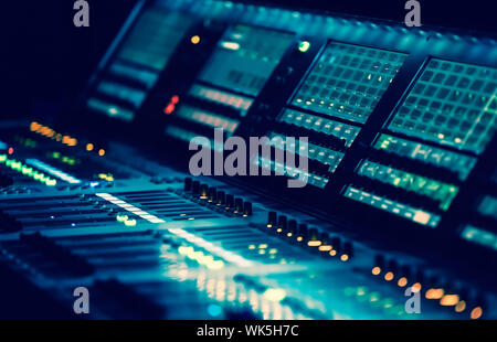 Professional Sound console di mixaggio per tecnico audio in night club.Interruttore illuminato pannello con cursori e regolatori per il controllo della musica da concerto vol Foto Stock