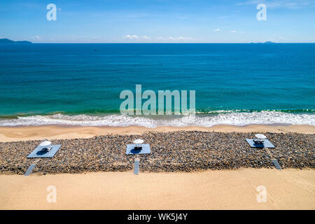 Vista aerea della spiaggia e del mare a Nha Trang city, Khanh Hoa in Vietnam Foto Stock