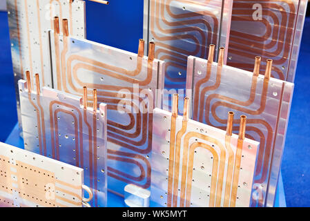 Radiatori in metallo con tubi di rame presso lo stand Foto Stock