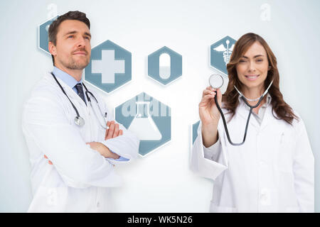 Immagine composita del team medico contro blu interfaccia medico con icone Foto Stock