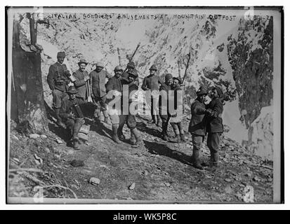 I soldati italiani' divertimenti a avamposto di montagna Foto Stock