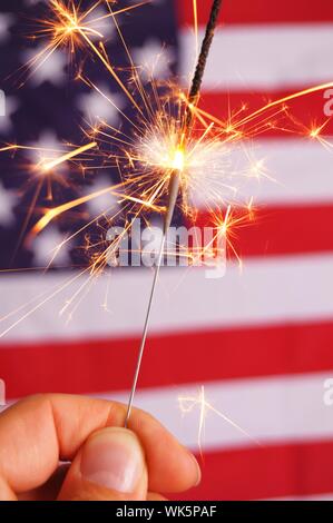 Sparkler e bandiera degli Stati Uniti che mostra il 4 luglio Foto Stock