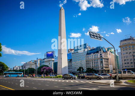 Argentina Buenos Aires: Il 9 luglio Avenue (avenida 9 de Julio) in è il più grande avenue in tutto il mondo (fino a 125 metri di larghezza). Essa prende il suo nome da t Foto Stock