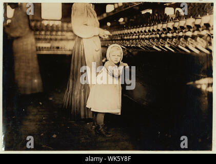 Ivey Mill, Hickory, N.C. Piccolo, 3 anni, che visiti e gioca nel mulino. Figlia del sorvegliante. Abstract: Fotografie dal record della Nazionale di Lavoro Minorile Comitato (USA) Foto Stock