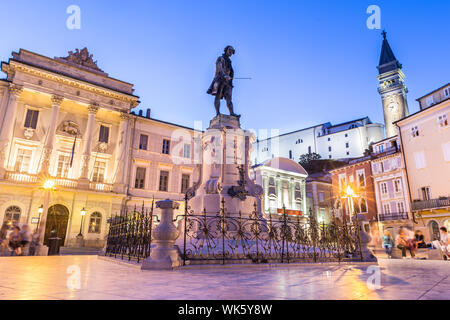 Il Tartini Square (sloveno: Tartinijev trg, italiano: Piazza Tartini) è la più grande e la piazza principale della città di Pirano, Slovenia. Esso è stato chiamato dopo Foto Stock