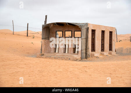 Il bagno nel deserto Wahiba in Oman Foto Stock