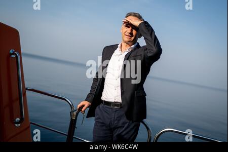 Goma, Congo. 04 Sep, 2019. Il Ministro degli Esteri Heiko Maas è in piedi su una barca sul Lago Kivu durante la traversata a Bukavu nell est del Congo. Per il suo terzo viaggio in Africa, Maas visite Congo, il secondo più grande paese africano. A Bukavu nell est del Congo, vuole visitare l'ospedale del Premio Nobel per la pace Mukwege, che lavora per le ragazze e le donne che sono state vittime di guerra sexualised violenza. Credito: Kay Nietfeld/dpa/Alamy Live News Foto Stock