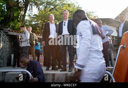 Goma, Congo. 04 Sep, 2019. Il Ministro degli Esteri Heiko Maas (M) passa su una barca sul Lago Kivu a Goma per la traversata a Bukavu nell est del Congo. Per il suo terzo viaggio in Africa, Maas visite Congo, il secondo più grande paese africano. A Bukavu nell est del Congo, vuole visitare l'ospedale del Premio Nobel per la pace Mukwege, che lavora per le ragazze e le donne che sono state vittime di guerra sexualised violenza. Credito: Kay Nietfeld/dpa/Alamy Live News Foto Stock