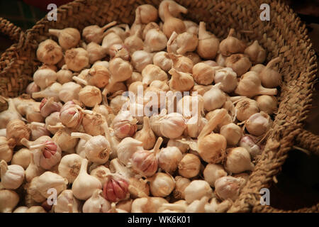 Aglio in vendita in un mercato agricolo Foto Stock