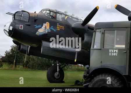 Bombardiere Lancaster in restauro a Oriente Kirkby, Lincolnshire. Visualizzato come pezzo da museo con lavoro motori di Merlin. Foto Stock