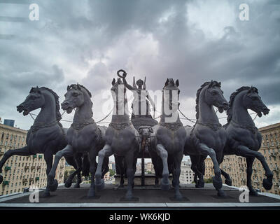 Mosca, Russia - Giugno 2019. Nike dea con sei cavalli scultura sulla sommità di un arco trionfale su Kutuzovskiy avenue. Vista aerea Foto Stock