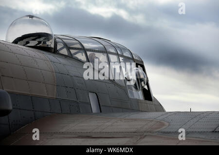 Bombardiere Lancaster in restauro a Oriente Kirkby, Lincolnshire. Visualizzato come pezzo da museo con lavoro motori di Merlin. Foto Stock