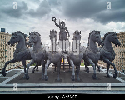 Mosca, Russia - Giugno 2019. Nike dea con sei cavalli scultura sulla sommità di un arco trionfale su Kutuzovskiy avenue. Vista aerea Foto Stock