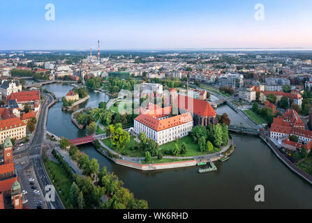 Vista aerea del Wyspa Piasek (o isola di sabbia) nel fiume Odra, Wroclaw, Polonia Foto Stock