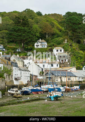 Polperro villaggio di pescatori e di estuario del piccolo porto con la bassa marea. Cornovaglia, England, Regno Unito Foto Stock