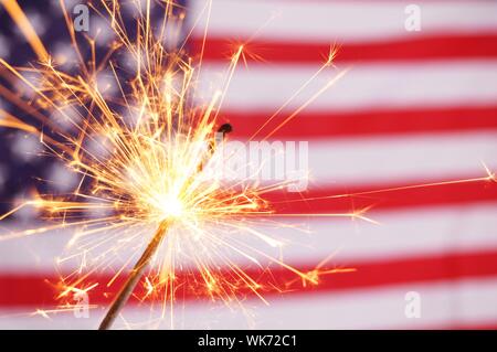 Sparkler e bandiera degli Stati Uniti che mostra il 4 luglio Foto Stock