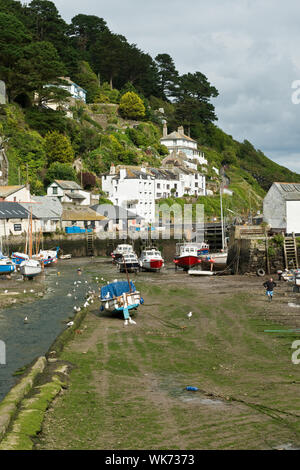 Polperro villaggio di pescatori e di estuario del piccolo porto con la bassa marea. Cornovaglia, England, Regno Unito Foto Stock