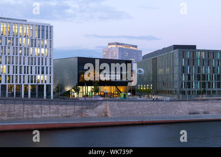 Il Museo Futurium e la casa bianca di PricewaterhouseCoopers GmbH Wirtschaftsprüfungsgesellschaft sulla Cappella Bank a Berlino, Germania Foto Stock