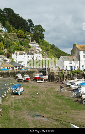 Polperro villaggio di pescatori e di estuario del piccolo porto con la bassa marea. Cornovaglia, England, Regno Unito Foto Stock