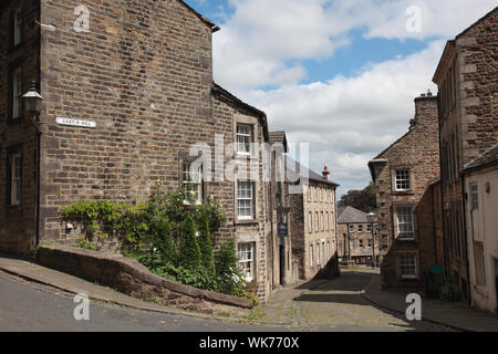 La collina del castello in Lancaster, una zona storica vicino al castello, che conduce alla Cina Street, una strada principale molto trafficata. Foto Stock