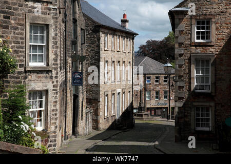 La collina del castello in Lancaster, una zona storica vicino al castello, che conduce alla Cina Street, una strada principale molto trafficata. Foto Stock