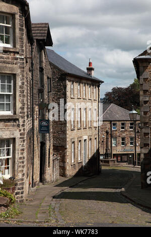 La collina del castello in Lancaster, una zona storica vicino al castello, che conduce alla Cina Street, una strada principale molto trafficata. Foto Stock