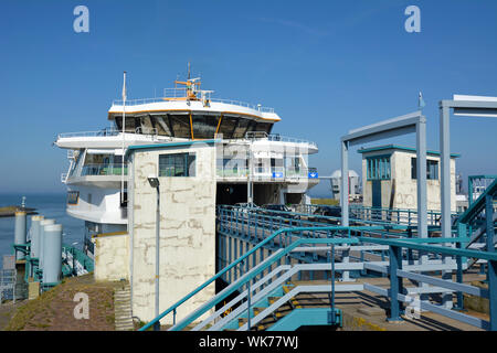 Auto lasciando dutch double ended traghetto chiamato 'Texelstroom' andare tra terraferma Paesi Bassi Den Helder e isola turistica di Texel Foto Stock