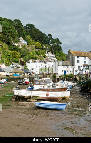 Polperro villaggio di pescatori e di estuario del piccolo porto con la bassa marea. Cornovaglia, England, Regno Unito Foto Stock