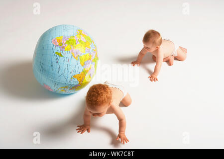Neonati e un globo Foto Stock